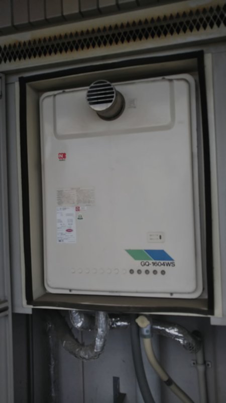 交換前の給湯器（さいたま市のマンション）