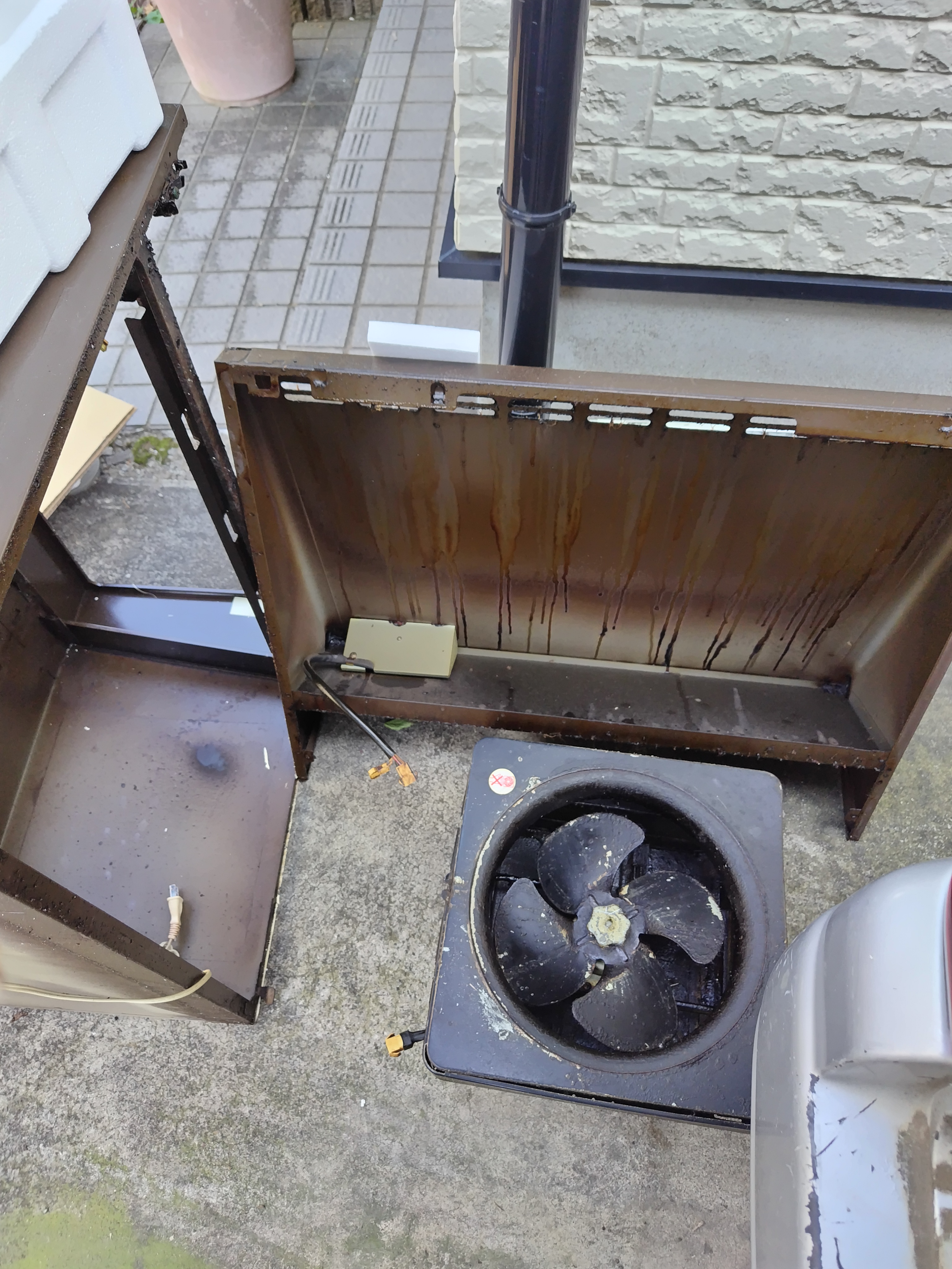 既設機器の残骸です。取り外し前を失念につき