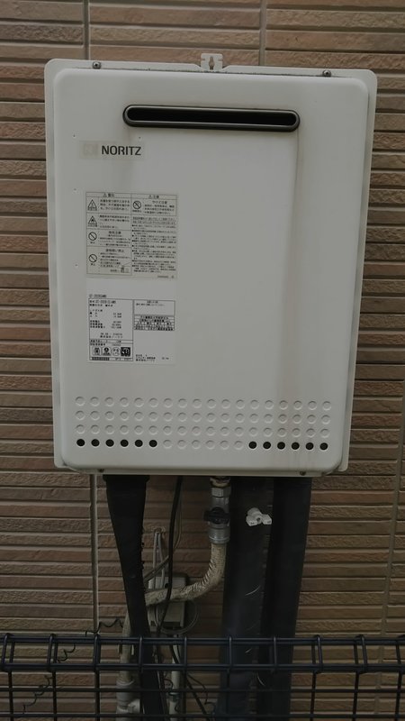交換前の古い給湯器（見沼区）